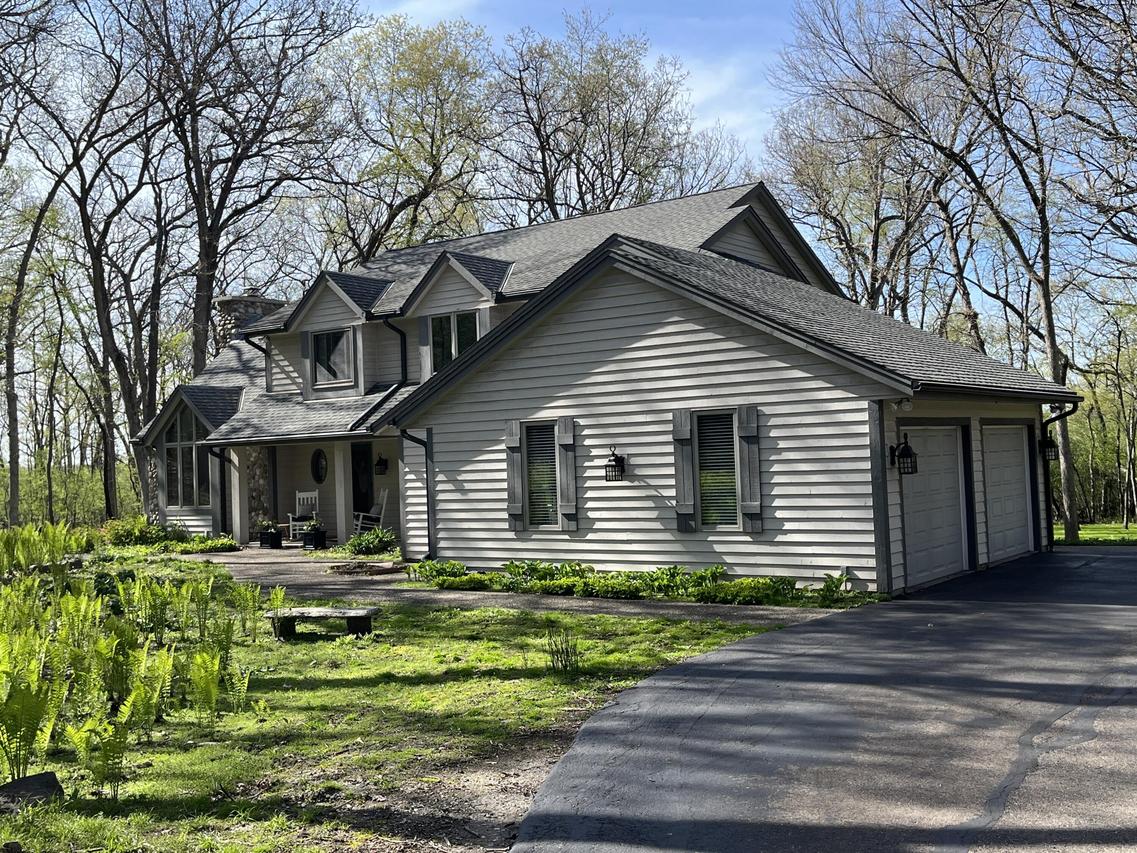 35550 Wayfare Trl, Summit, WI 53066