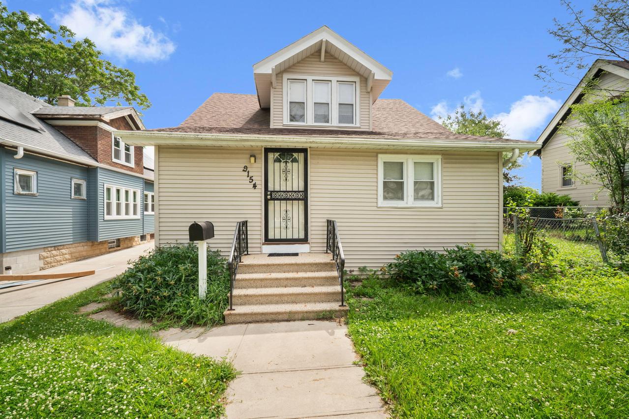 2154 S 86th St, West Allis, WI 53227
