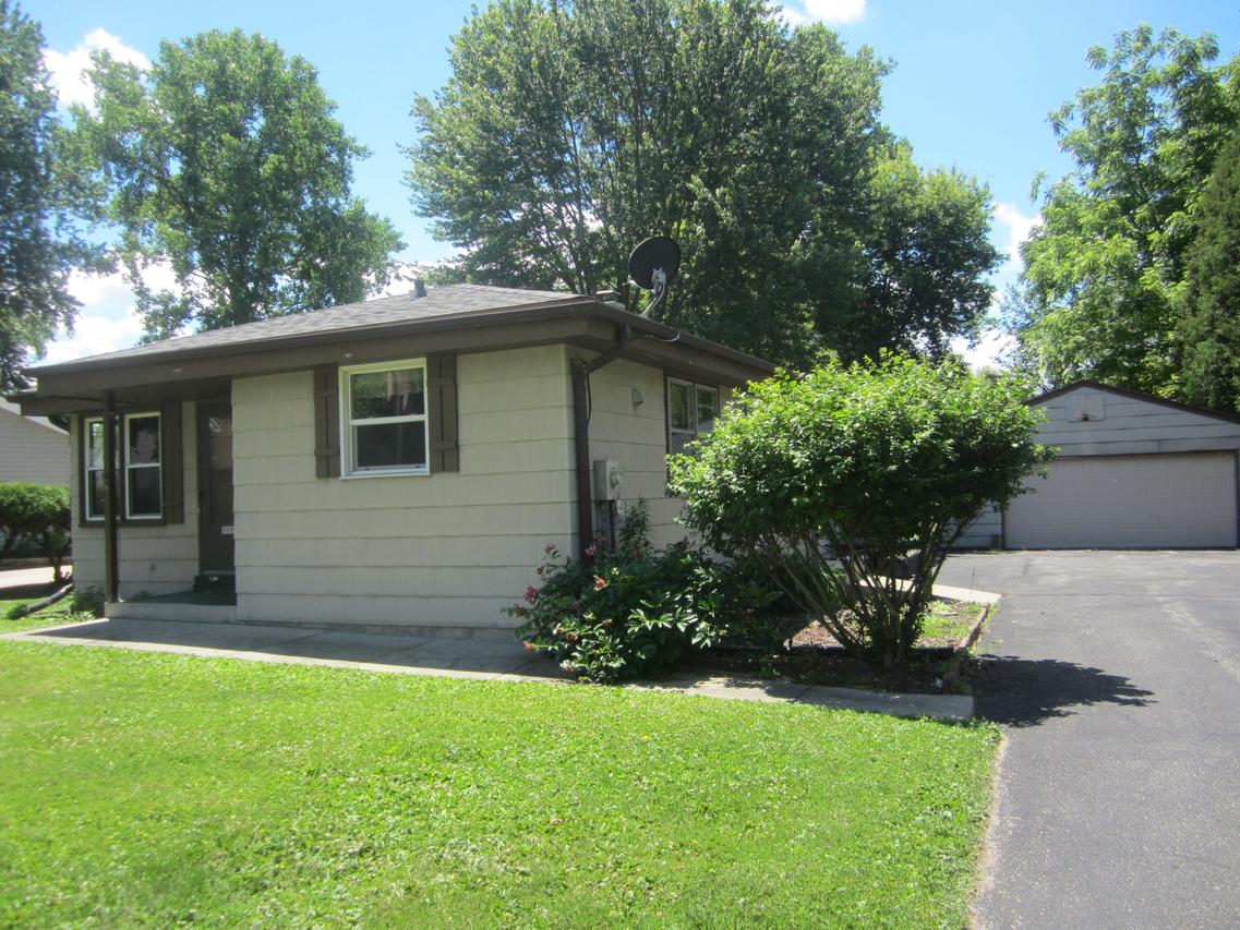 1119 W Wisconsin Ave, Oconomowoc, WI 53066