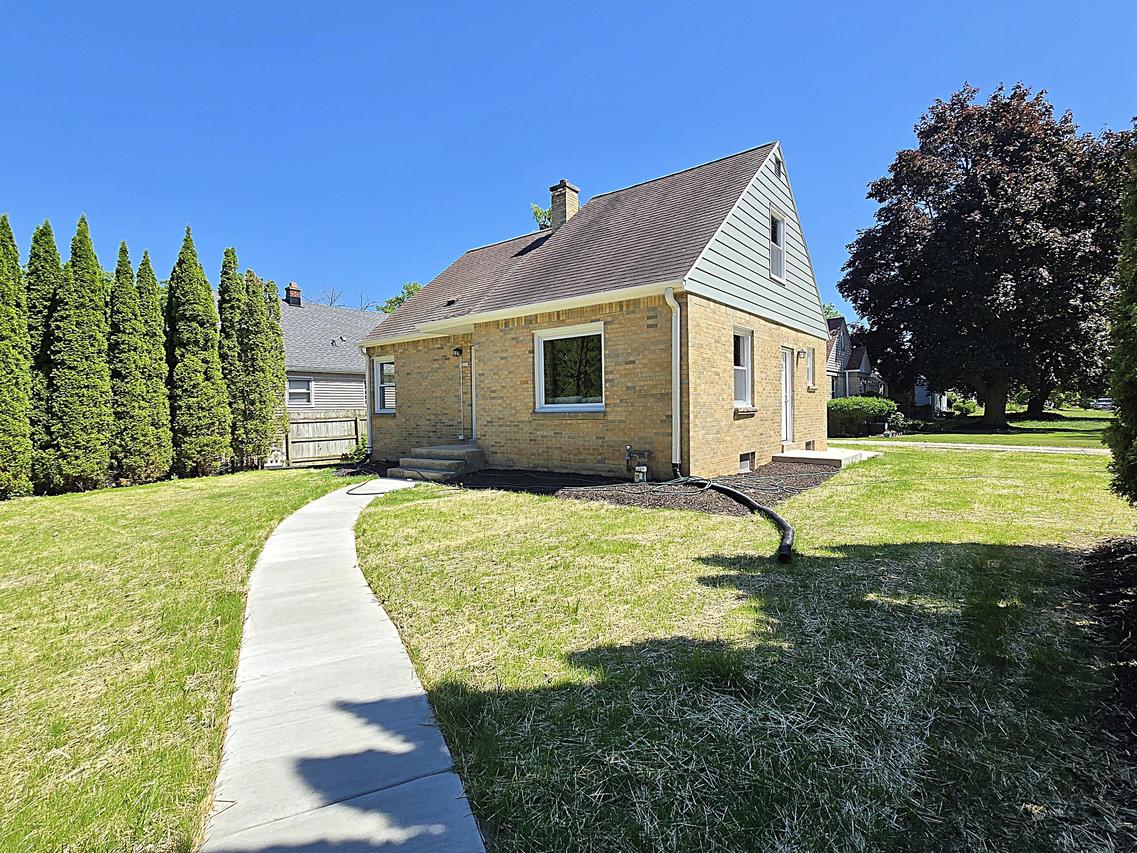 3215 W Oriole Dr, Milwaukee, WI 53209
