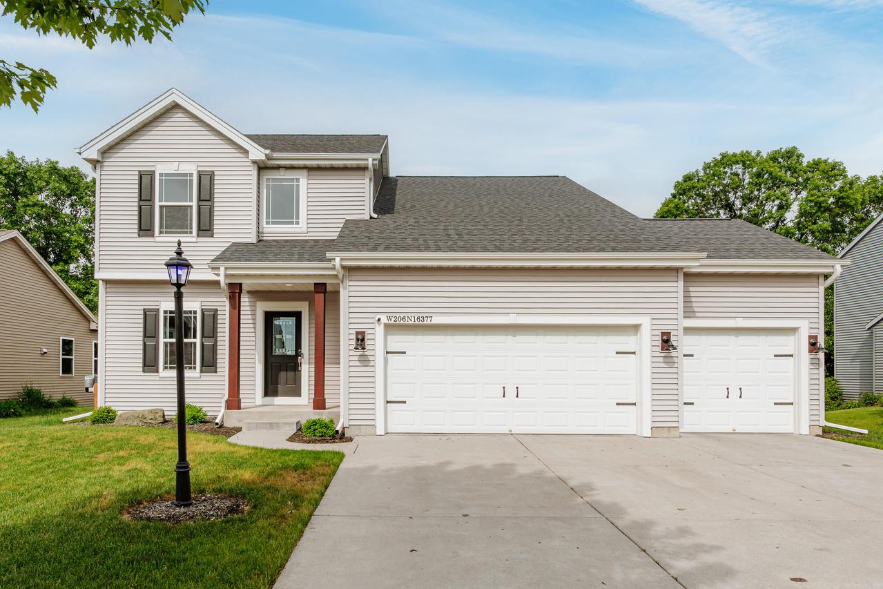 W206N16377 Marshland Dr, Jackson, WI 53037