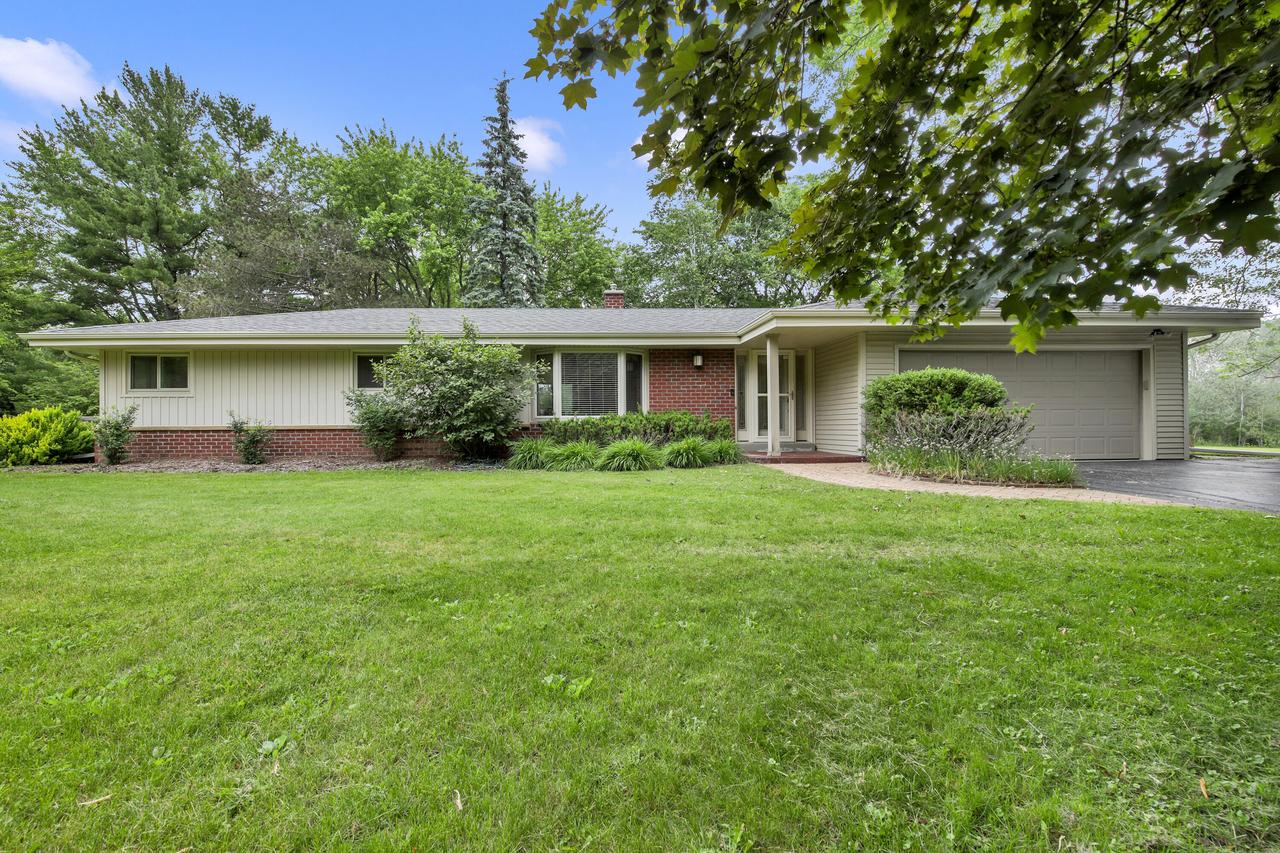 2614 W Chestnut Rd, Mequon, WI 53092
