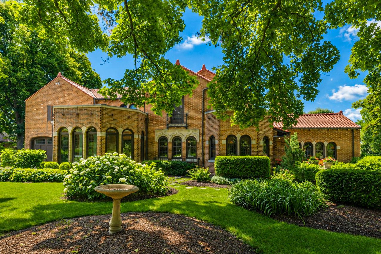 6150 Washington Cir, Wauwatosa, WI 53213