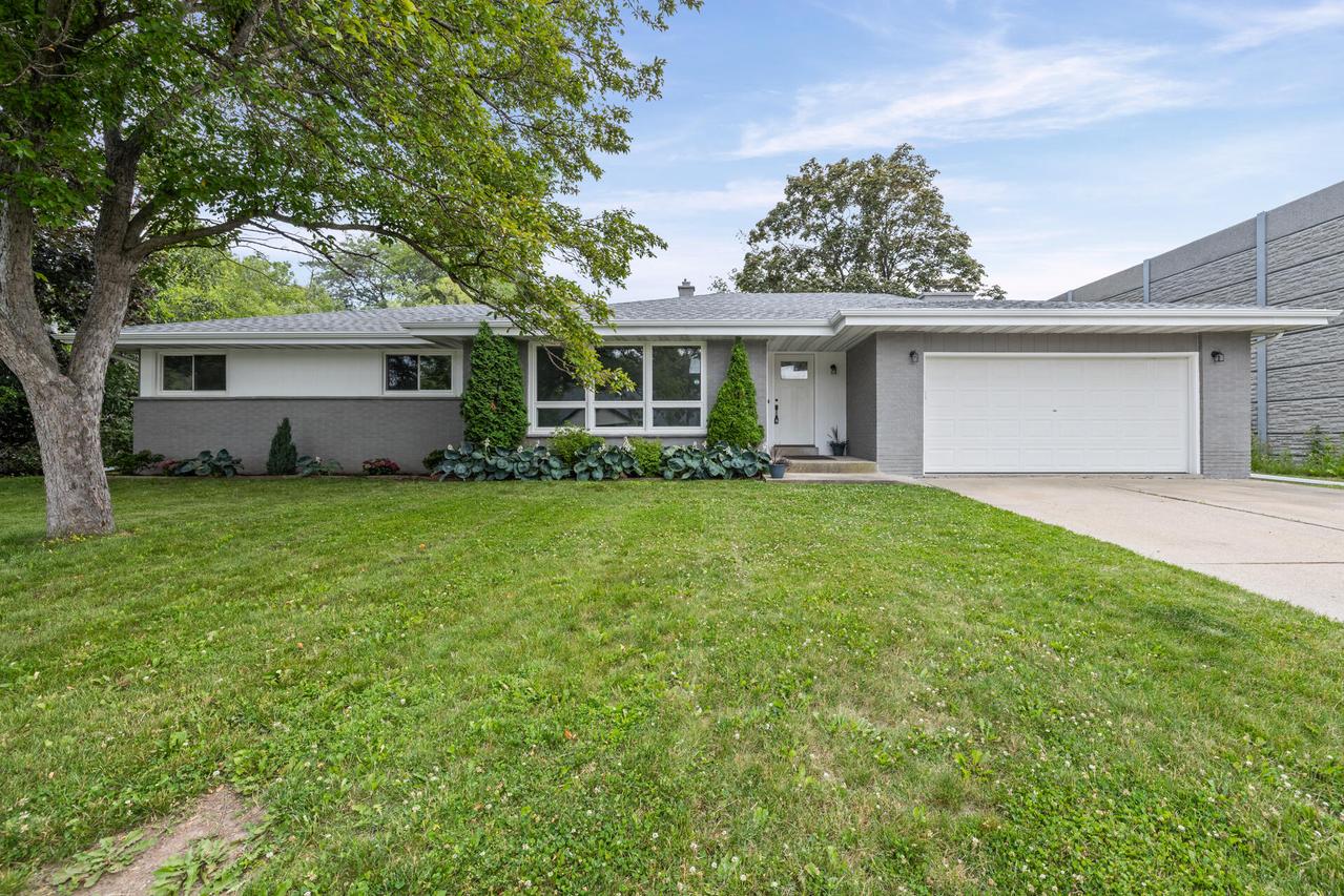 567 W Fransee Ln, Glendale, WI 53217