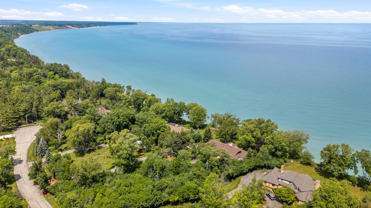 11272 N Lakeview Pl, Mequon, WI 53092
