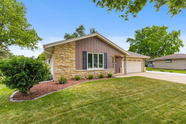 1111 Wisteria Ln, Waukesha, WI 53189