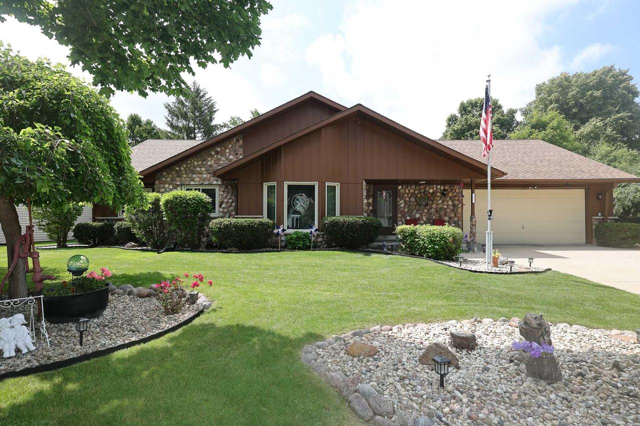 8035 W Bruss Ln, Franklin, WI 53132