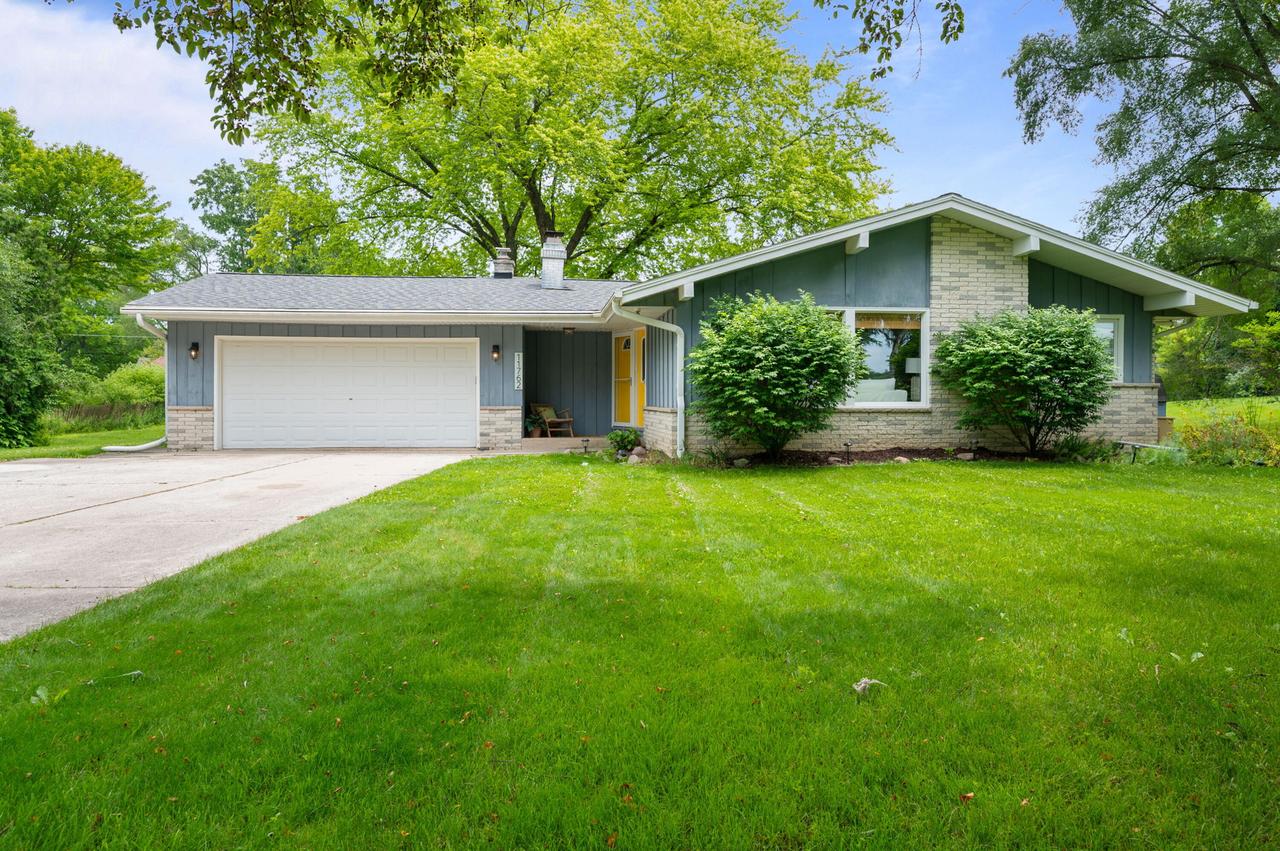 11762 N Ridgeway Ave, Mequon, WI 53097