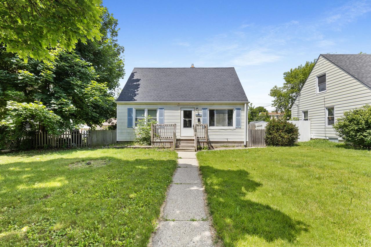 5675 N 58th St, Milwaukee, WI 53218