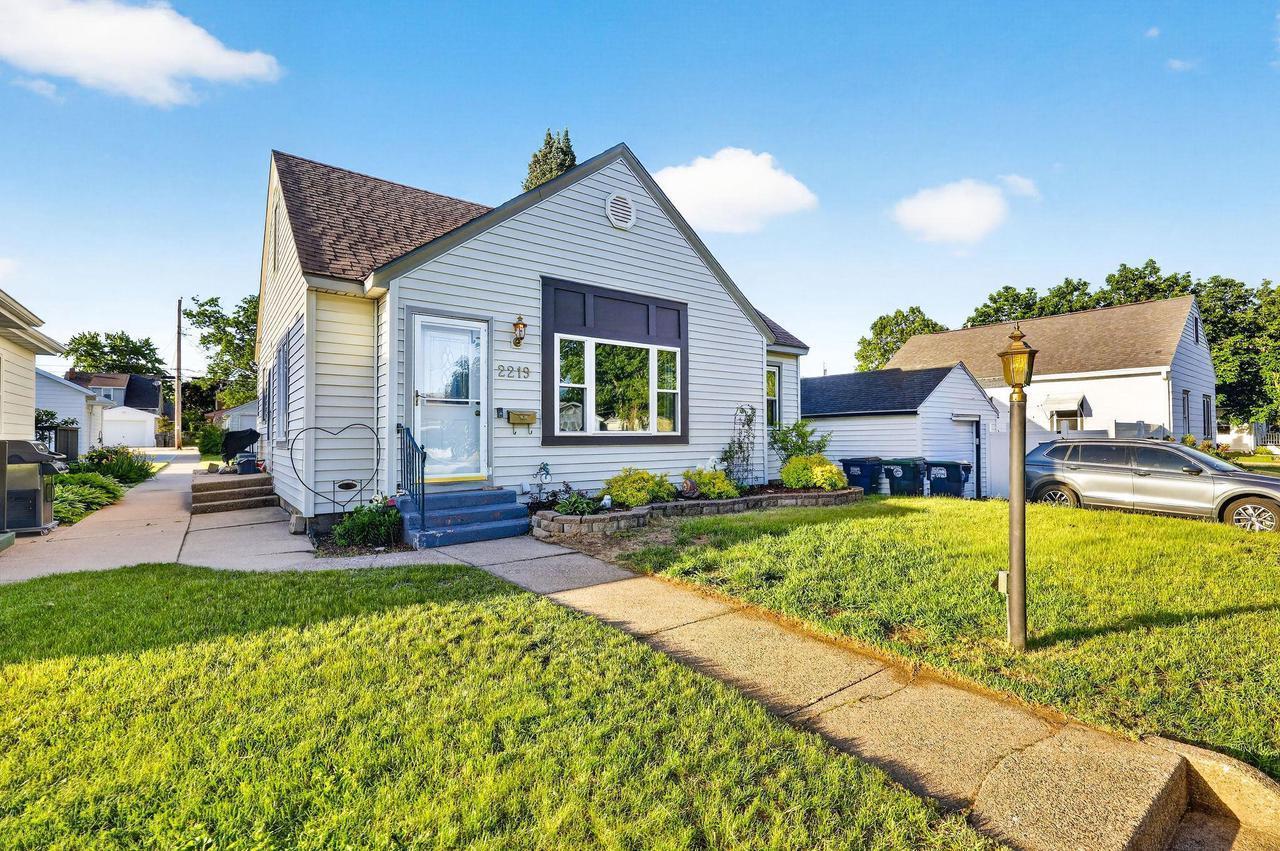 2219 Jackson St, La Crosse, WI 54601