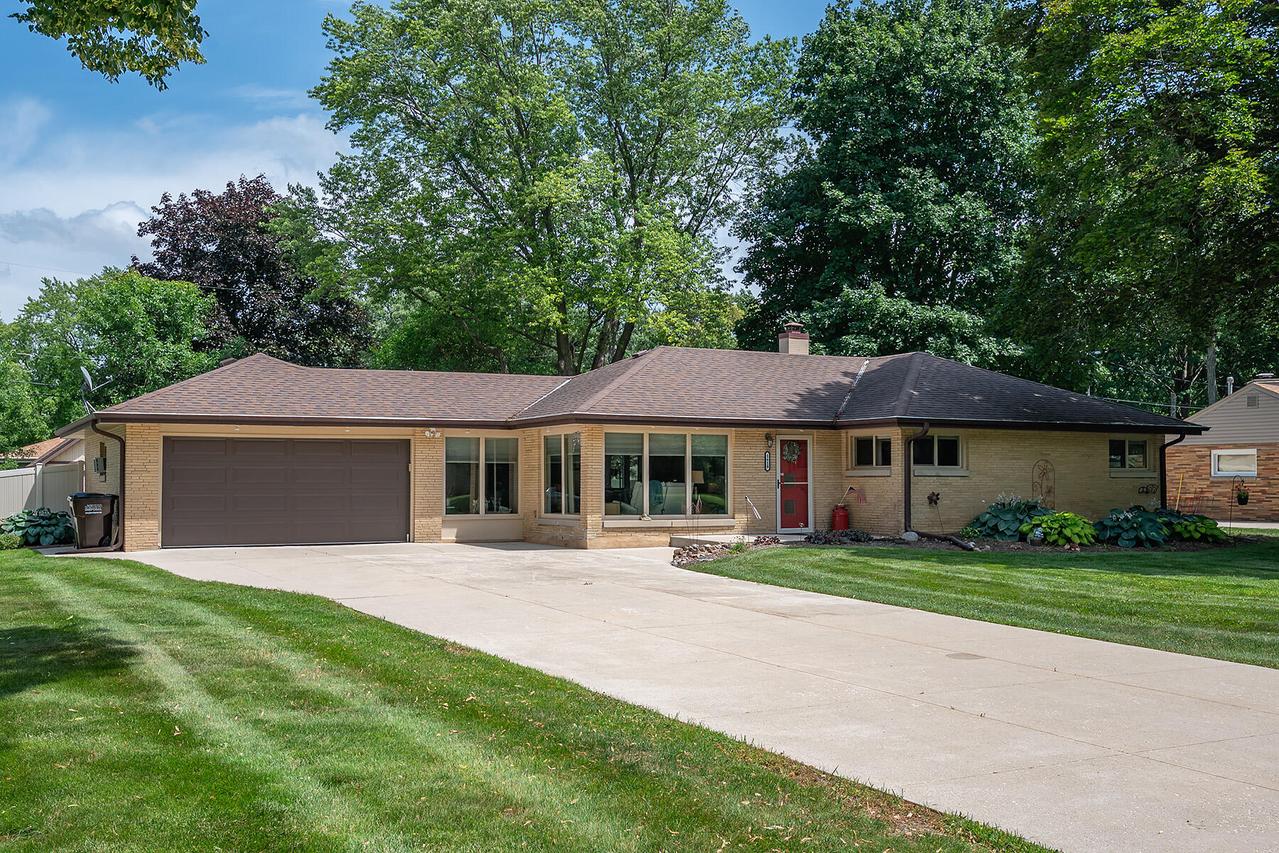 1618 S Wildwood Dr, New Berlin, WI 53151