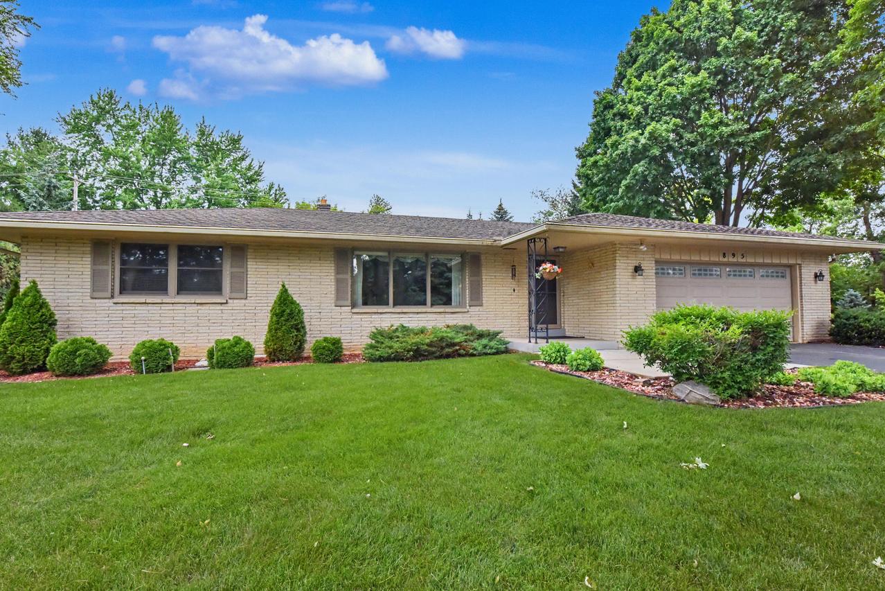 895 Copenhill Dr, Brookfield, WI 53186