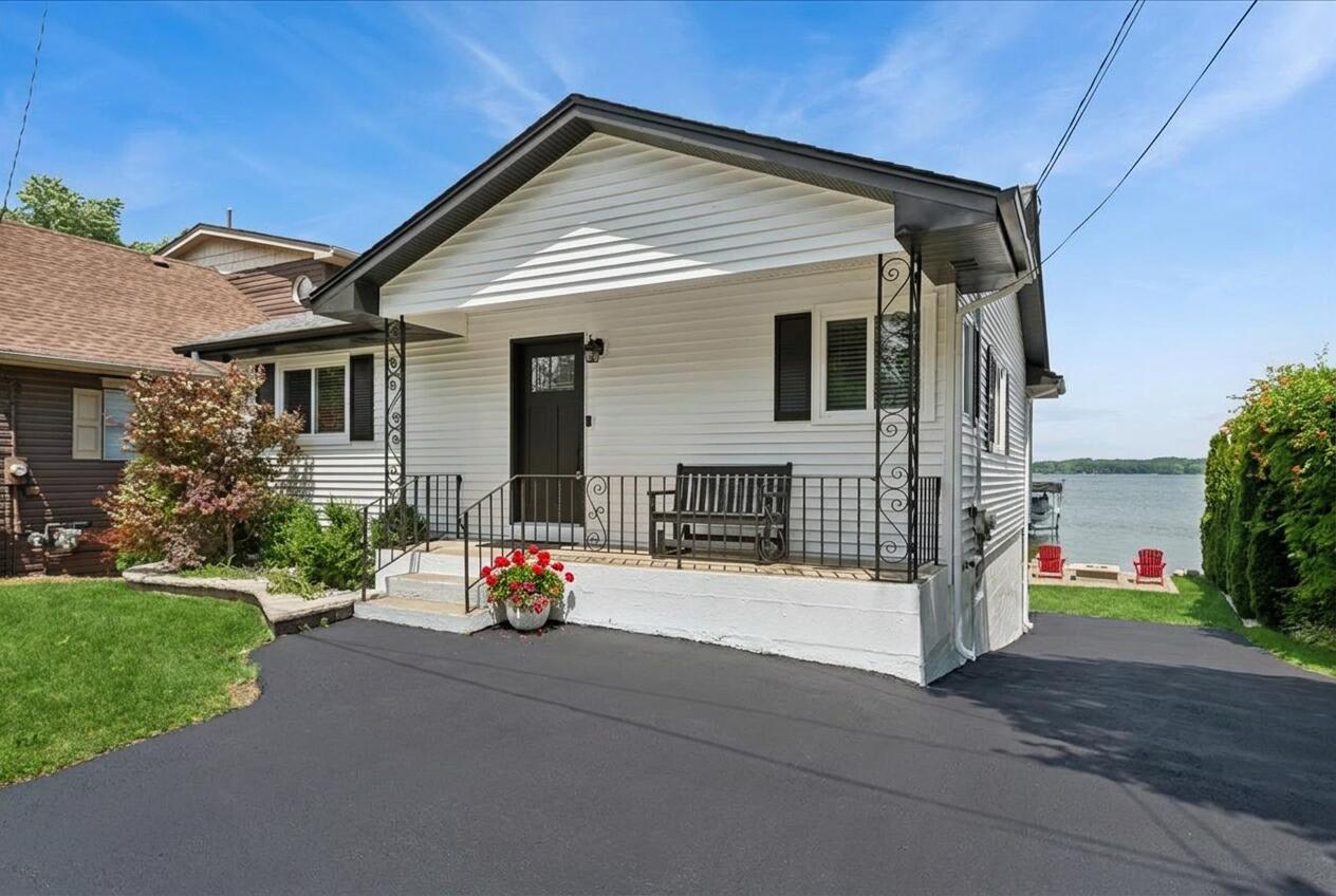206 S Cogswell Dr, Salem Lakes, WI 53170
