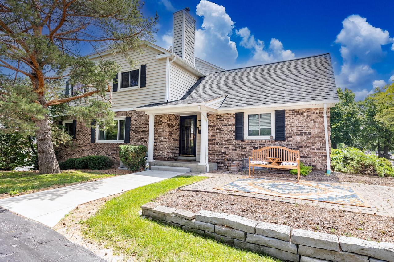 1118 N Pilgrim Pkwy, Elm Grove, WI 53122