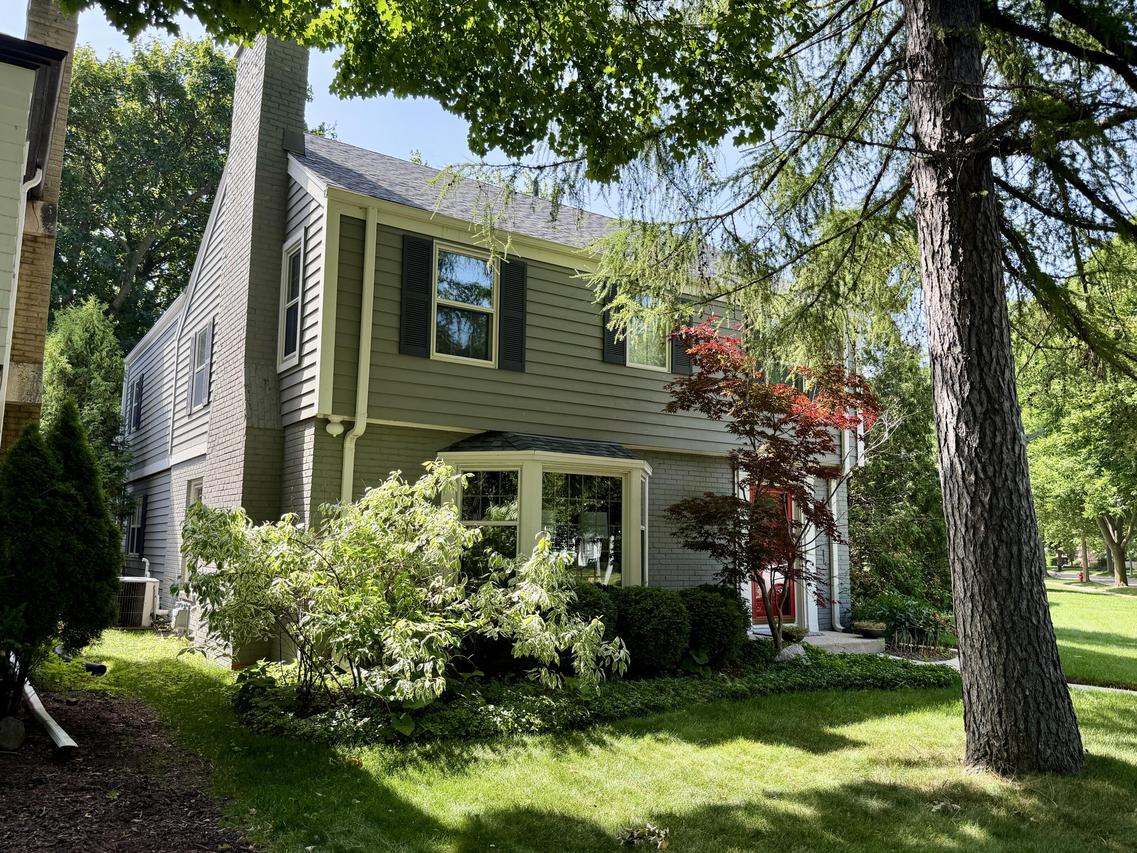 5442 N Hollywood Ave, Whitefish Bay, WI 53217
