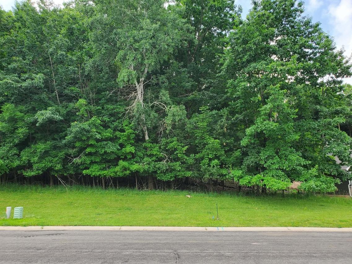 1041 Woods Edge Dr, Hartford, WI 53027