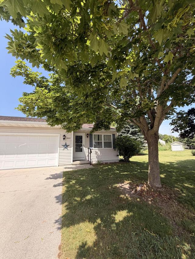 4537 Oaktree Ct, Manitowoc, WI 54220