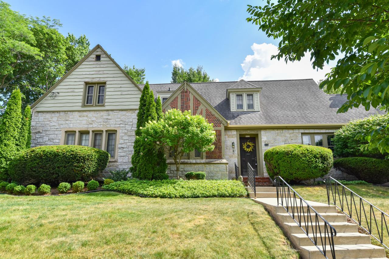 8525 Ravenswood Cir, Wauwatosa, WI 53226