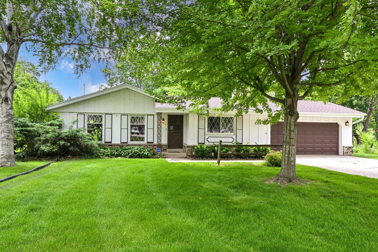 3319 W Woodward Dr, Franklin, WI 53132