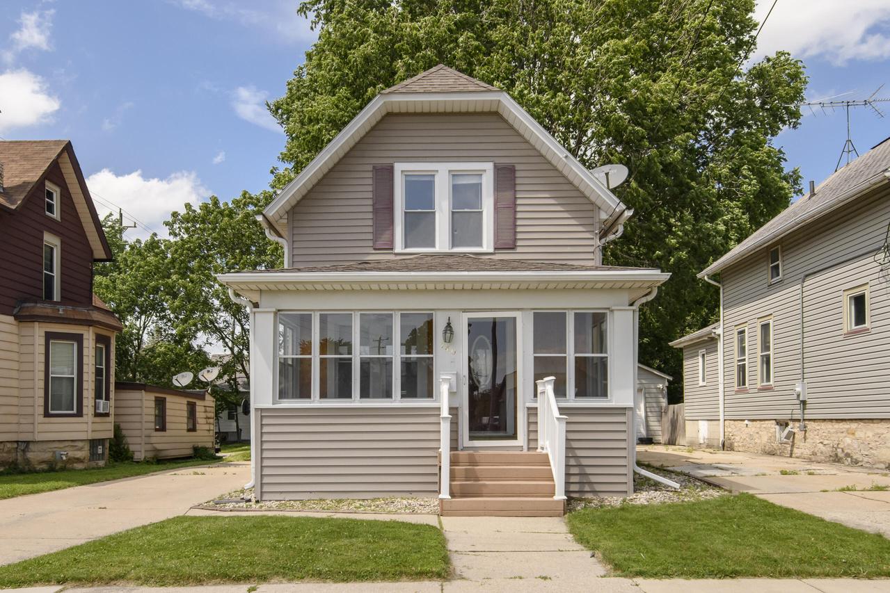 740 W College Ave, Waukesha, WI 53186