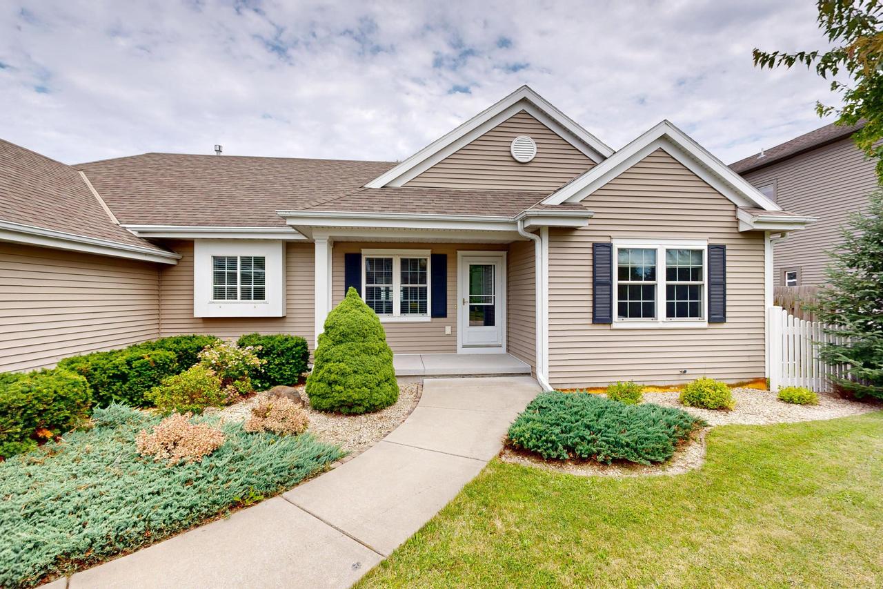 113 Michelle Dr, Johnson Creek, WI 53038