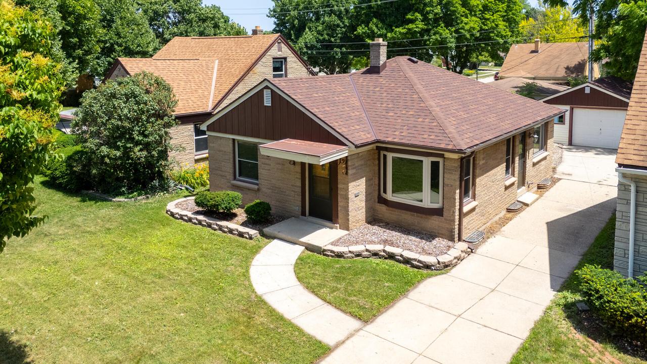 2406 S 82nd St, West Allis, WI 53219