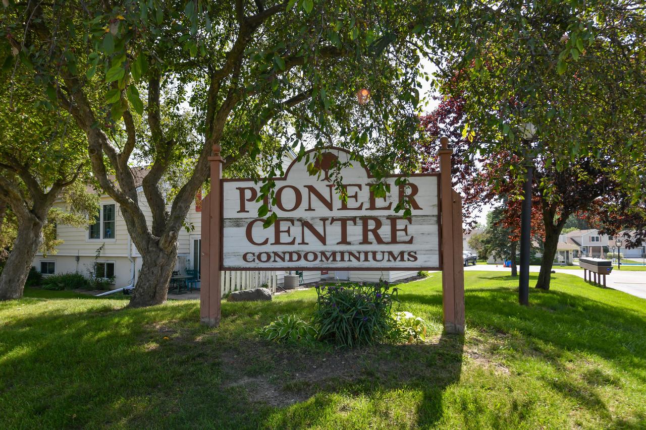 W180S8272 Pioneer Dr, Muskego, WI 53150
