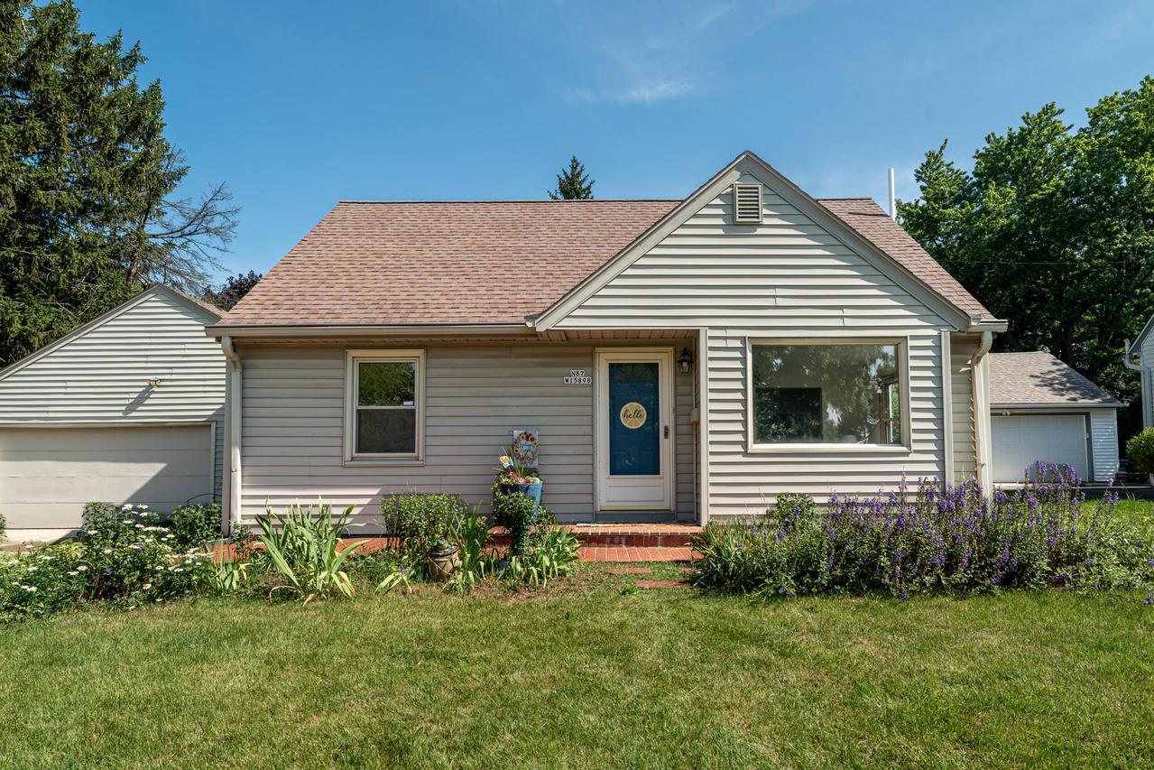 N87W15898 Belleview Blvd, Menomonee Falls, WI 53051