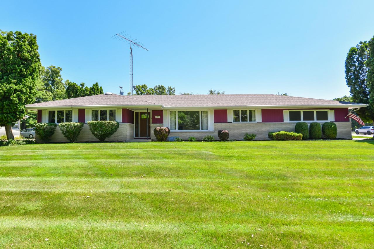 1075 S Lake Shore, Lake Geneva, WI 53147