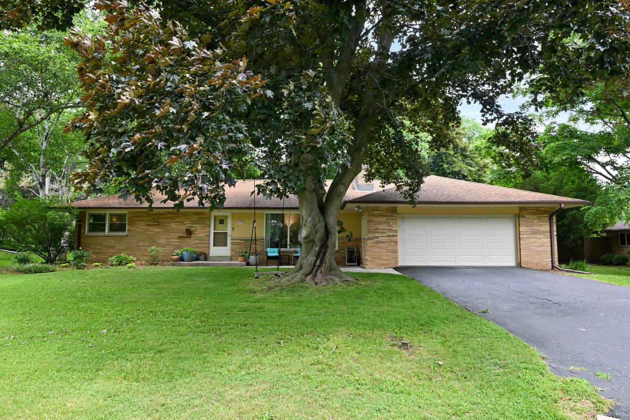 2400 W Apple Tree Rd, Glendale, WI 53209
