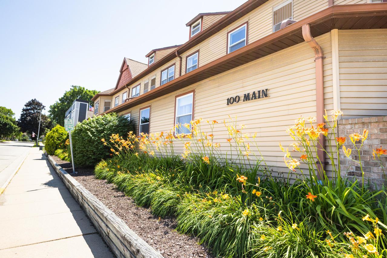 100 Main St #201, Pewaukee, WI 53072