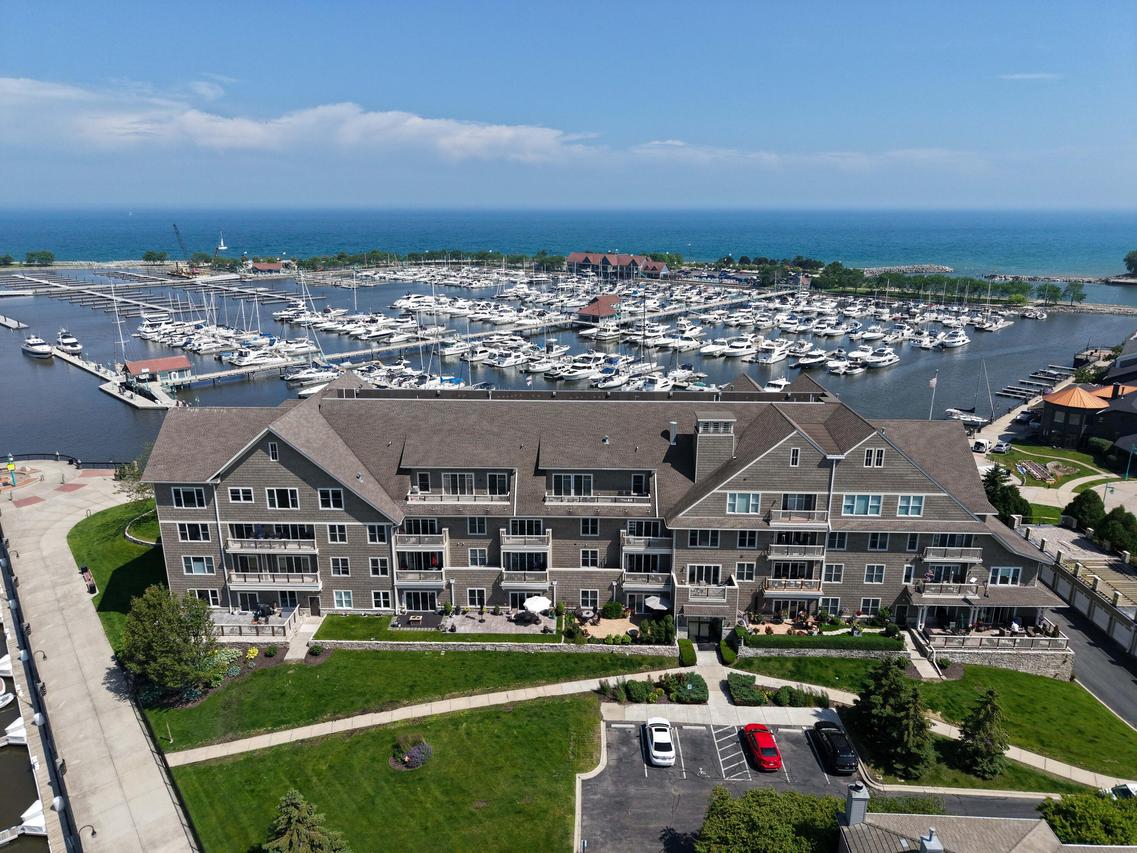 4 Gaslight Dr #302, Racine, WI 53403
