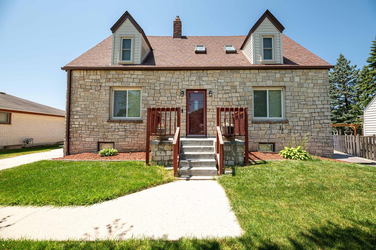 5949 S 31st St, Greenfield, WI 53221