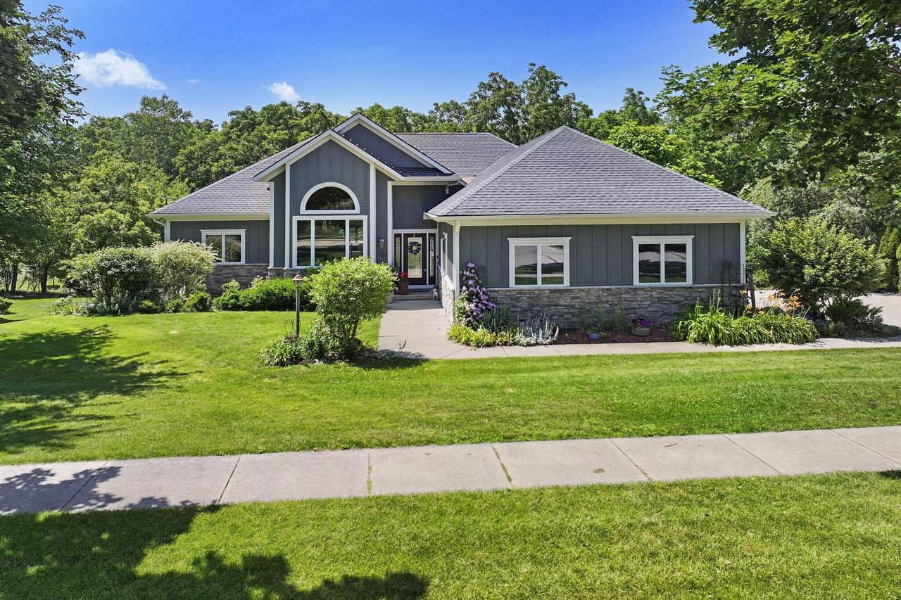 1109 Cooper Hawk Dr, Burlington, WI 53105