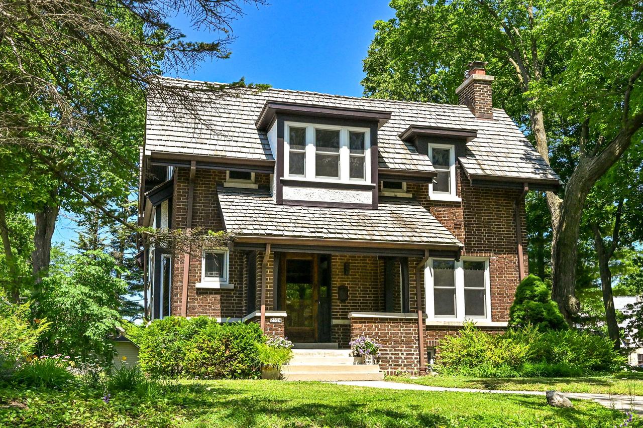2524 E Menlo Blvd, Shorewood, WI 53211