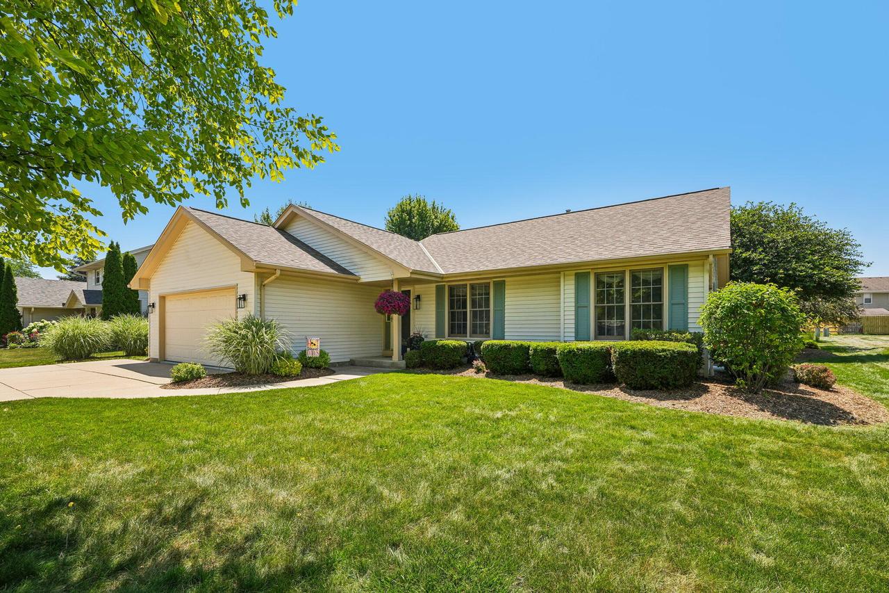 1131 E Sommers Dr, Oak Creek, WI 53154