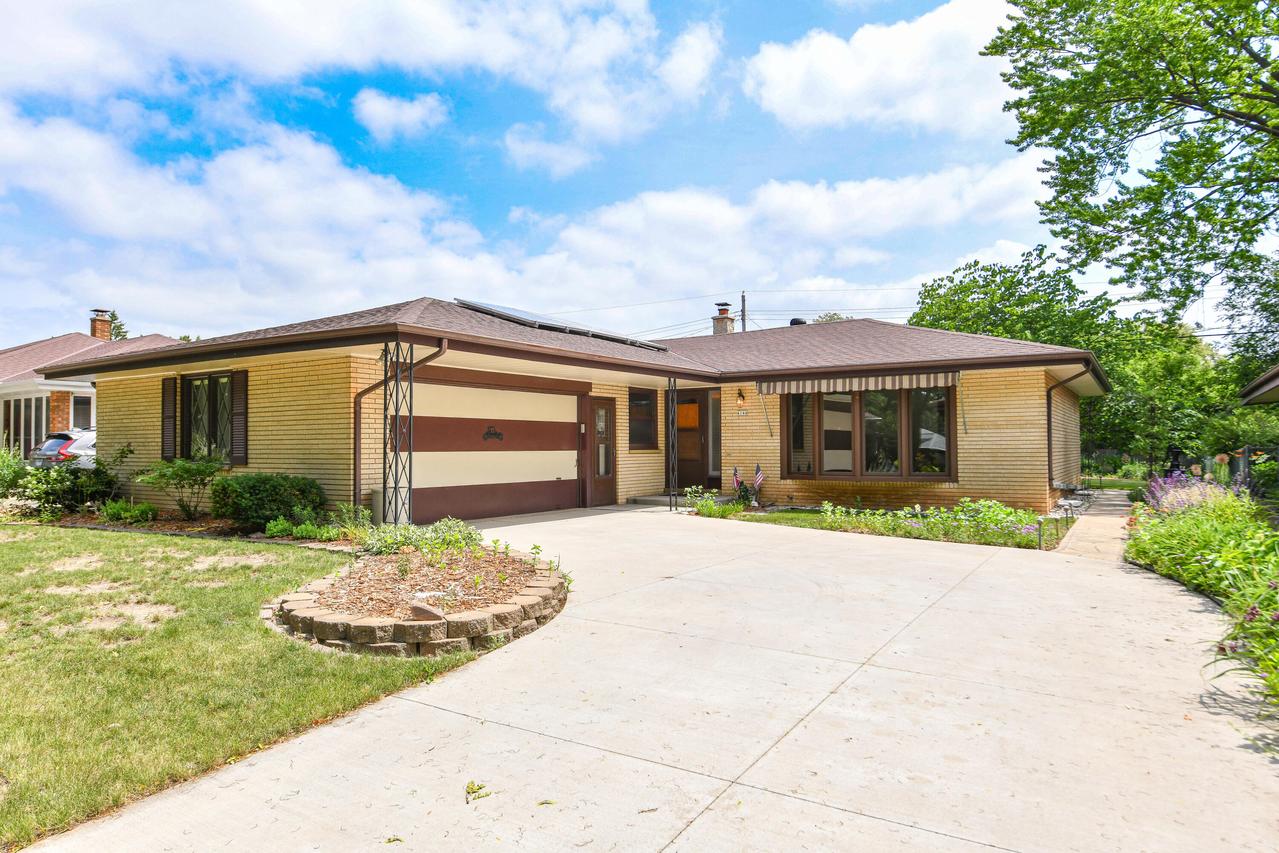 4144 N 96th St, Wauwatosa, WI 53222