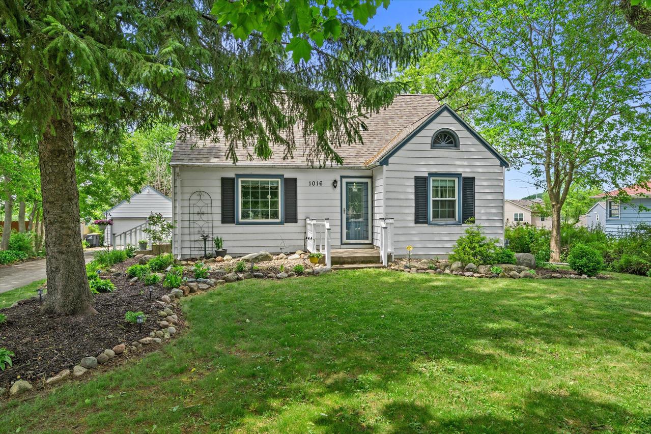 1016 Guthrie Rd, Waukesha, WI 53186