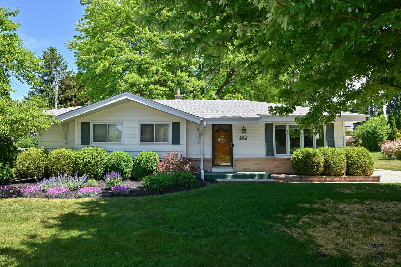 1642 Walters Dr, Grafton, WI 53024