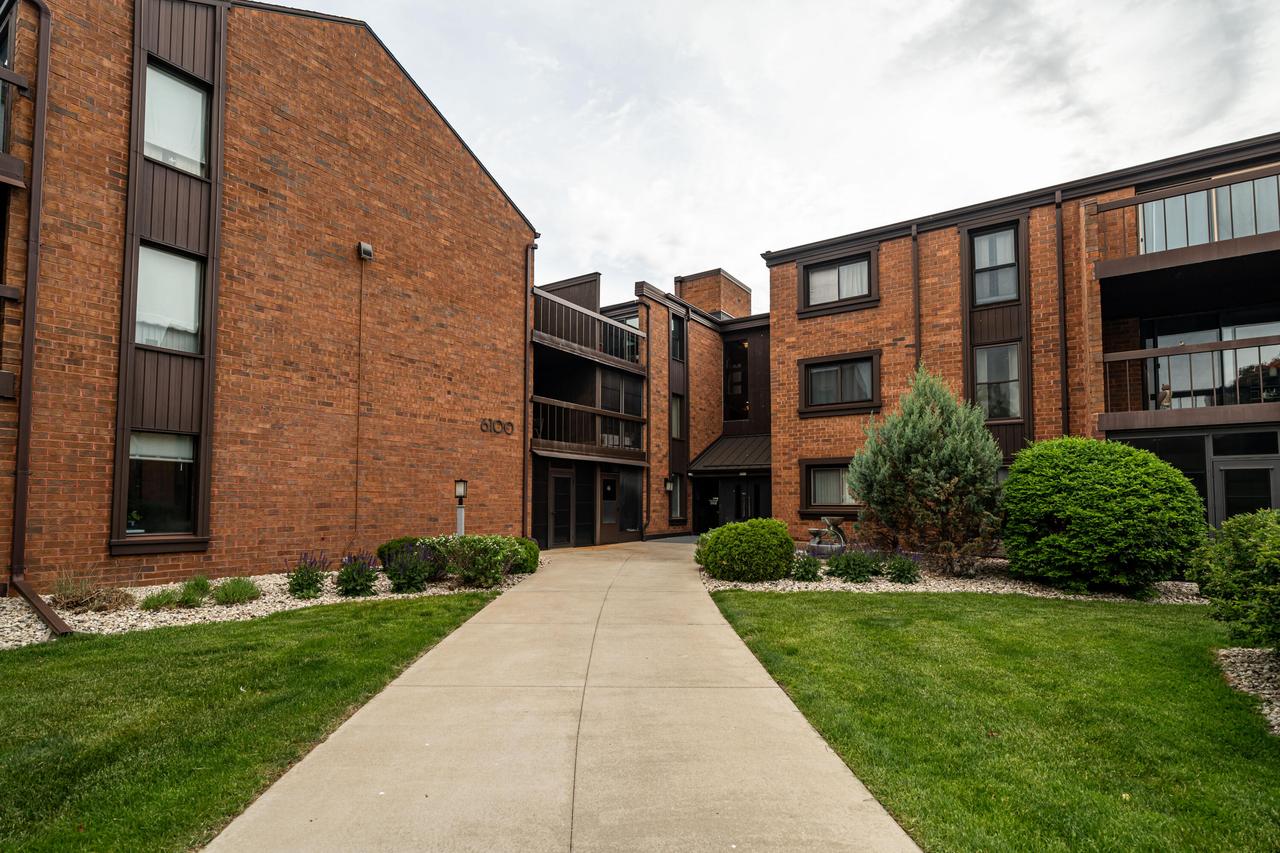 6100 W Stonehedge Dr #142, Greenfield, WI 53220