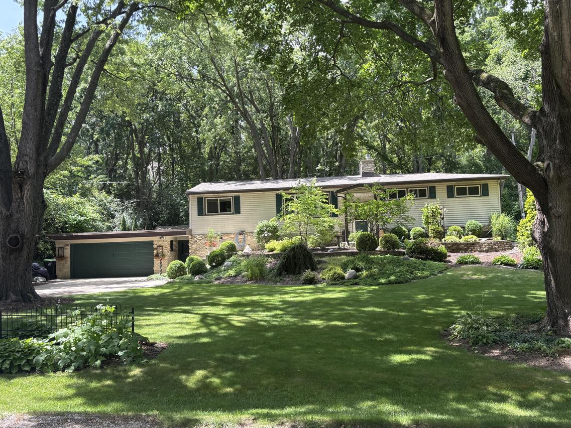 4410 Golf Dr, Waterford, WI 53185