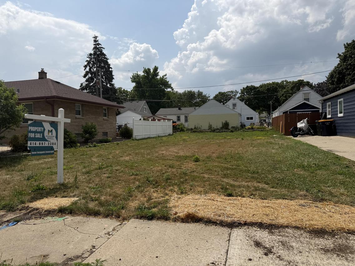 1475 S 94th St, West Allis, WI 53214