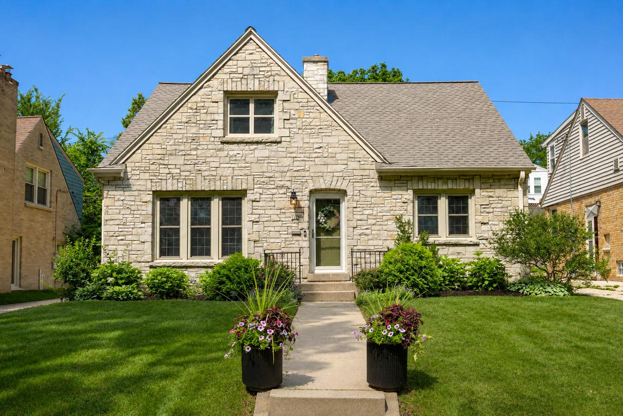 125 N 85th St, Wauwatosa, WI 53226