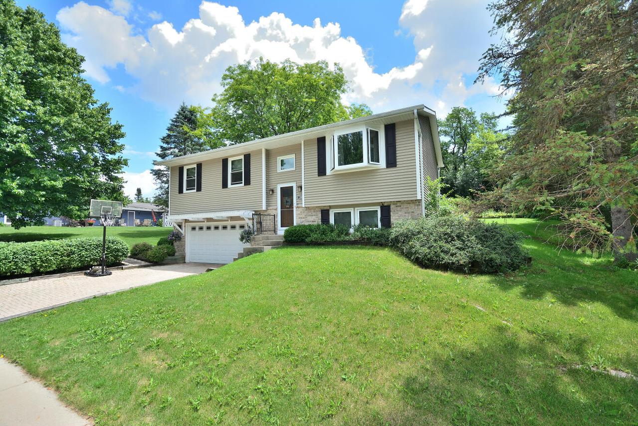 2005 Harris-highland Dr, Waukesha, WI 53188
