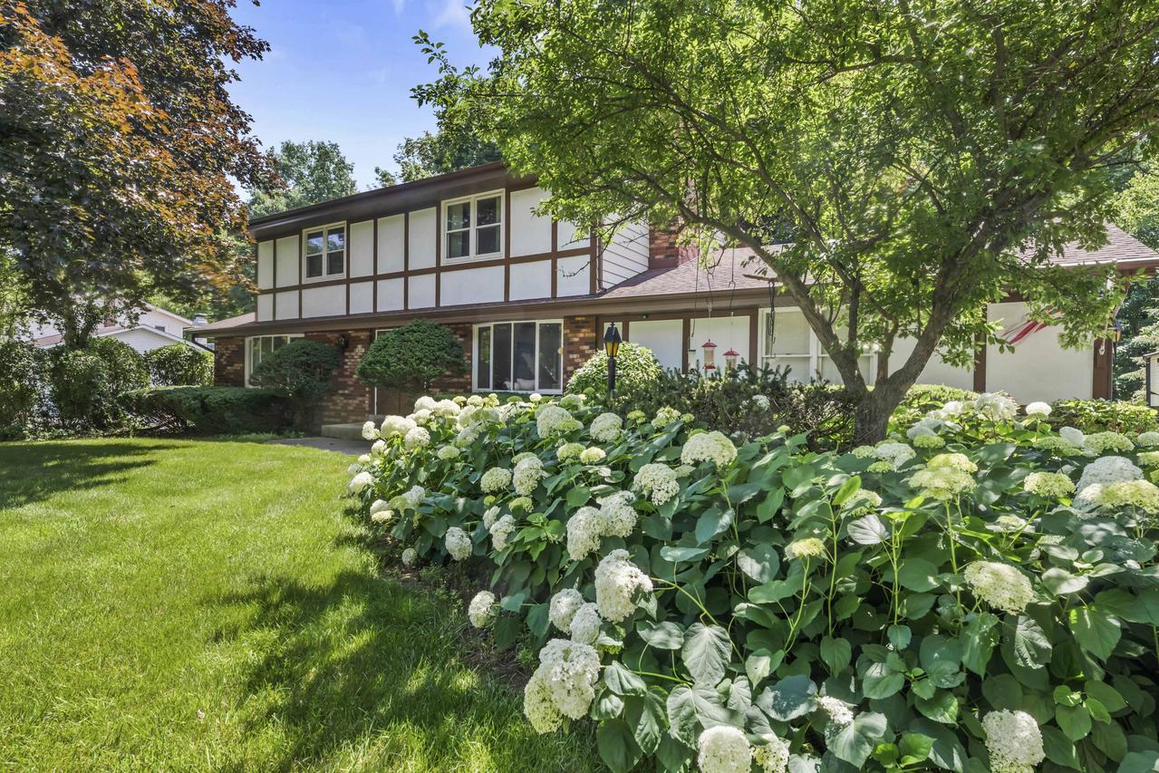 N76W14597 Northpoint Dr, Menomonee Falls, WI 53051