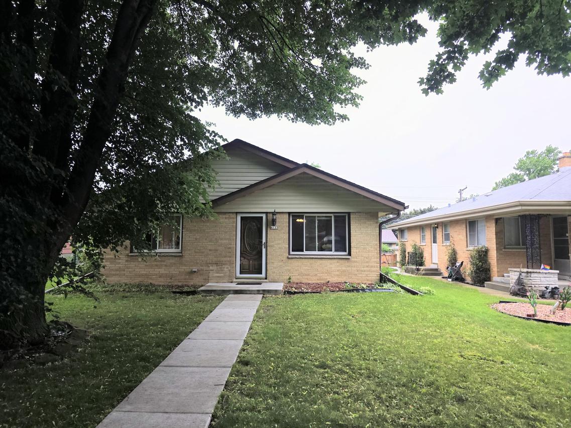 4133 N 99th St, Wauwatosa, WI 53222