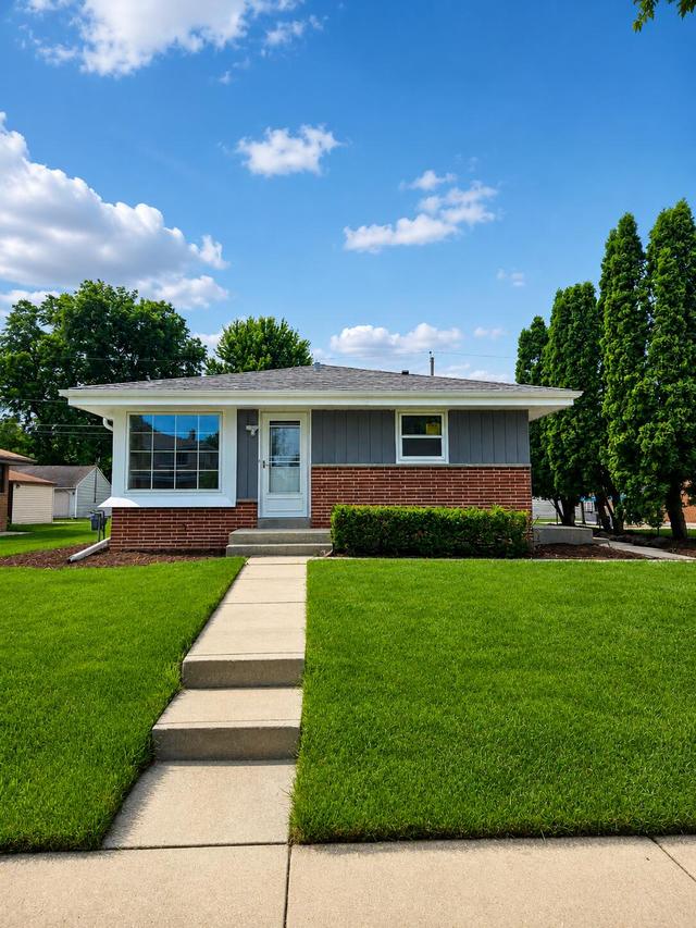 2735 E Bolivar Ave, Saint Francis, WI 53235