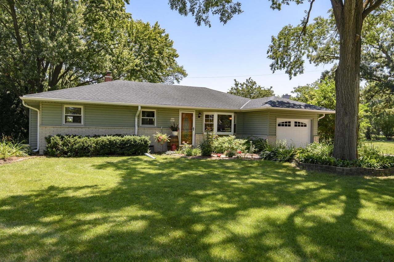 W155N5414 Balsam Dr, Menomonee Falls, WI 53051