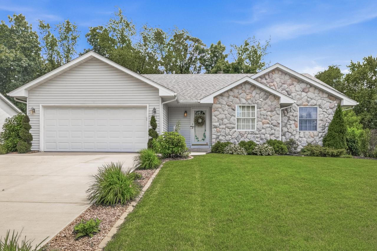 390 Garrison Dr, Lake Geneva, WI 53147