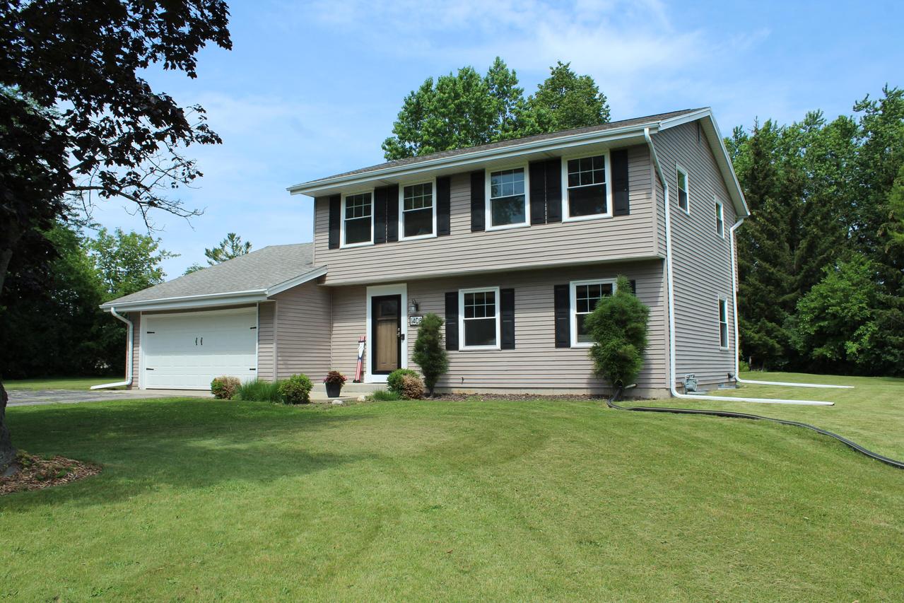 1408 W Zedler Ln, Mequon, WI 53092